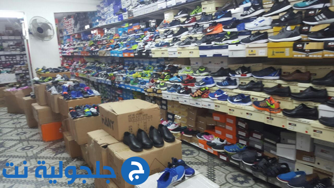 الشرطه تضبط 560 زوج احذية المشتبه بانها مزيفة الماركات